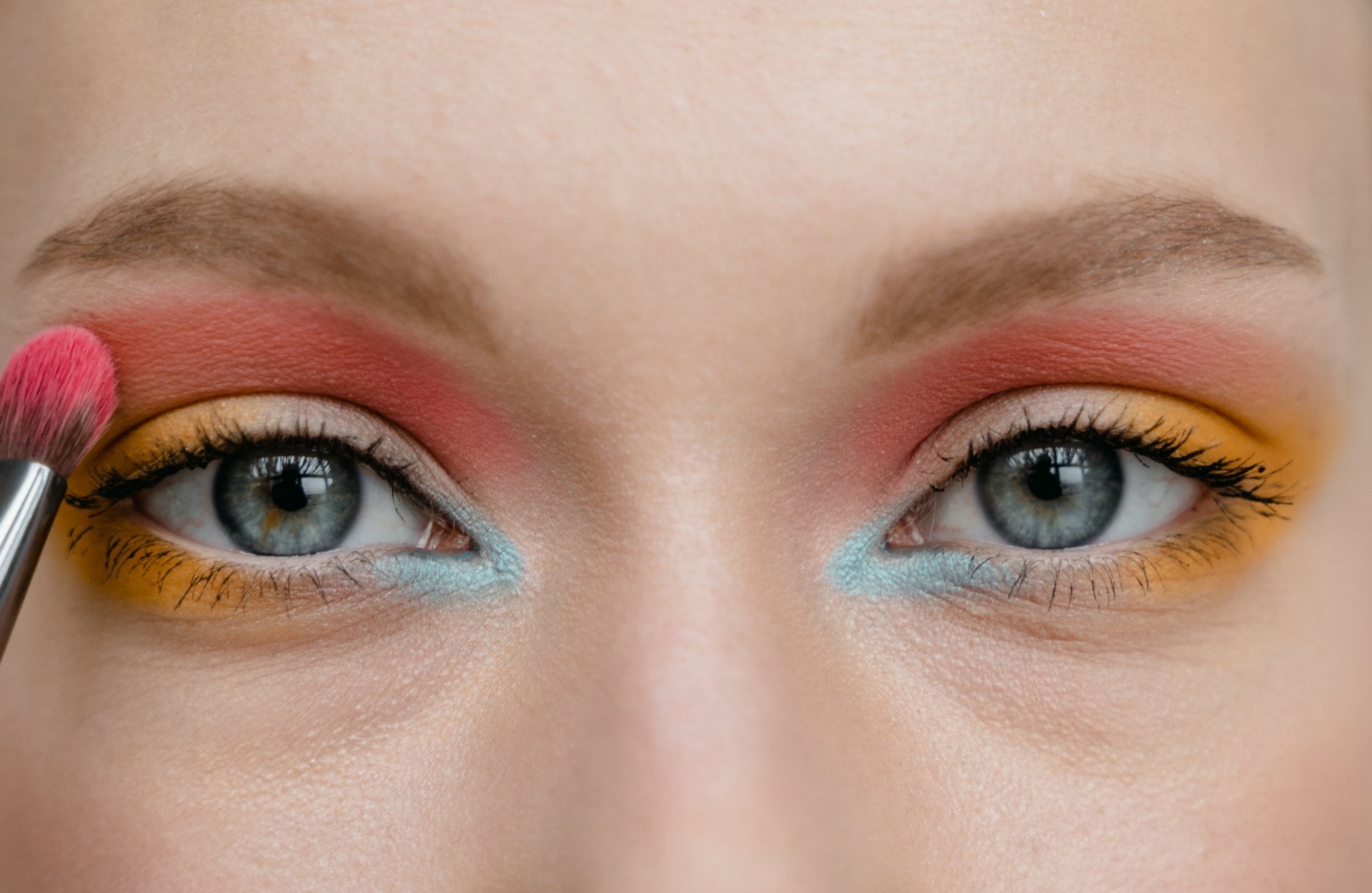 Les Secrets d'un Maquillage Éblouissant : 10 Astuces pour Sublimer Vos Yeux