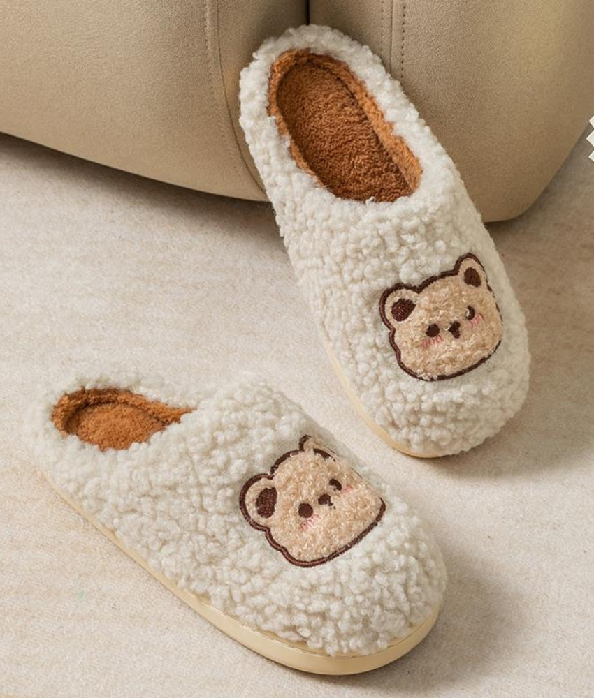 Chausson en matière Pilou Pilou de couleur beige avec motif d'ourson