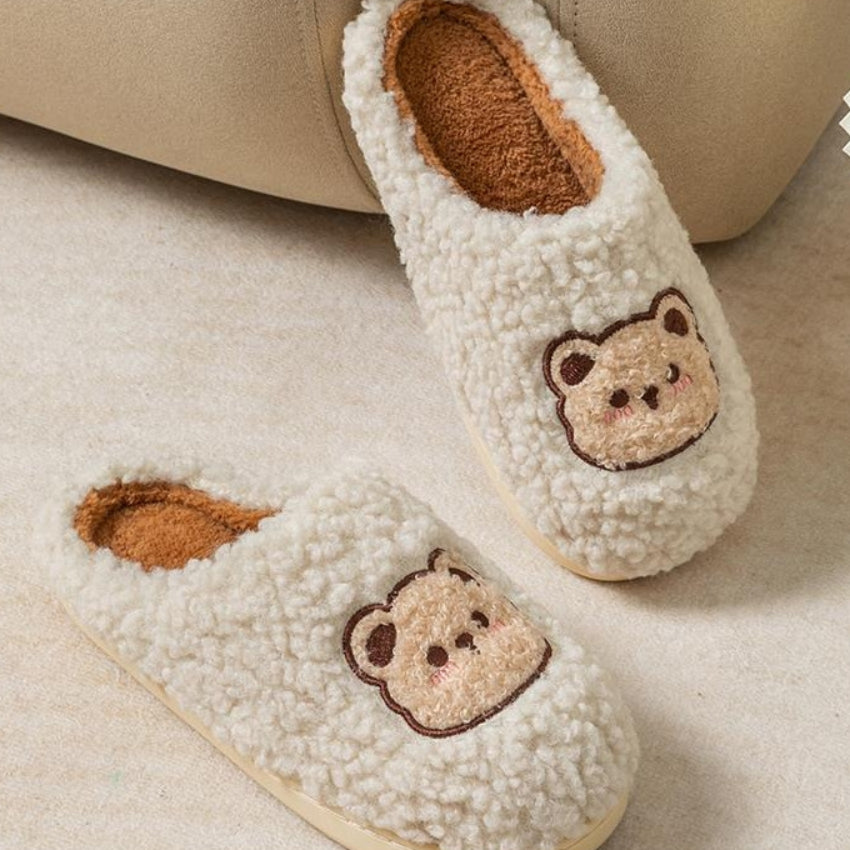 Chausson en matière Pilou Pilou de couleur beige avec motif d'ourson