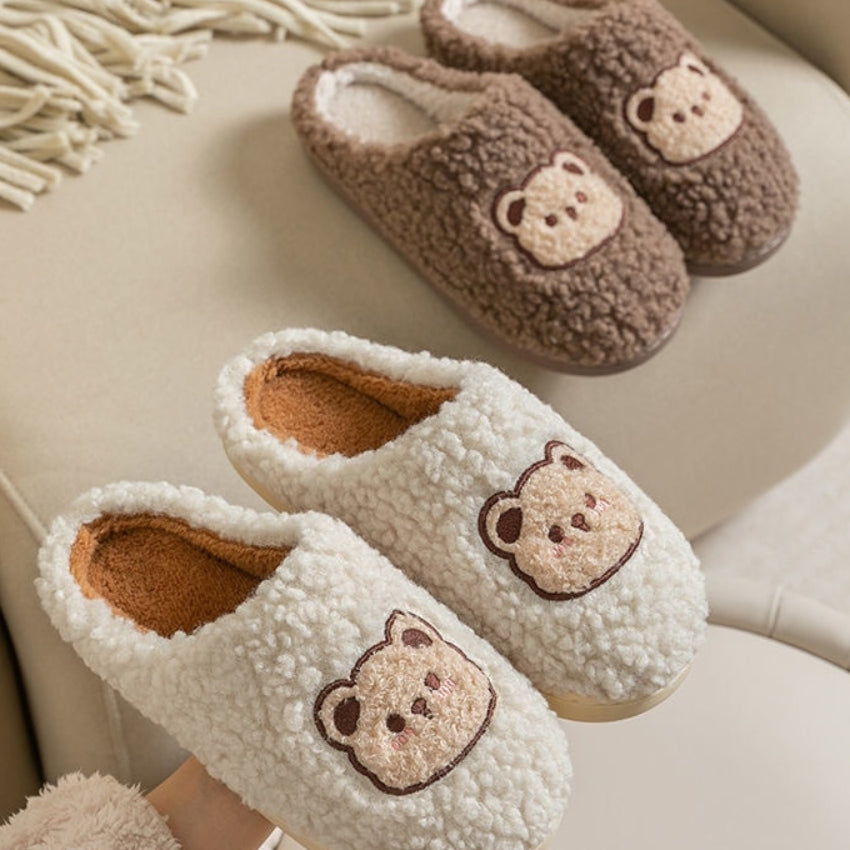 Chausson en matière Pilou Pilou de couleur marron avec motif d'ourson
