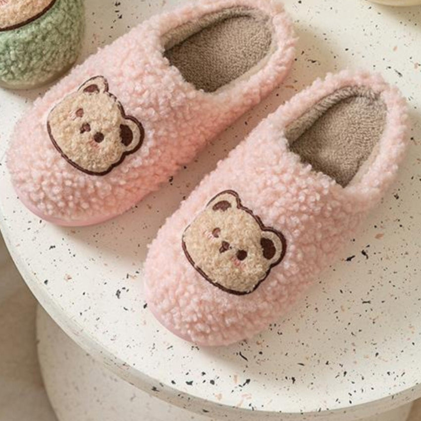 Chausson en matière Pilou Pilou de couleur rose avec motif d'ourson