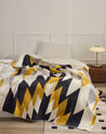 Plaid cocooning beige, jaune et noir à motifs aztèques