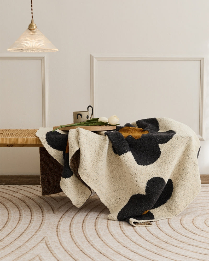 Plaid cocooning noir et blanc avec motifs de fleurs