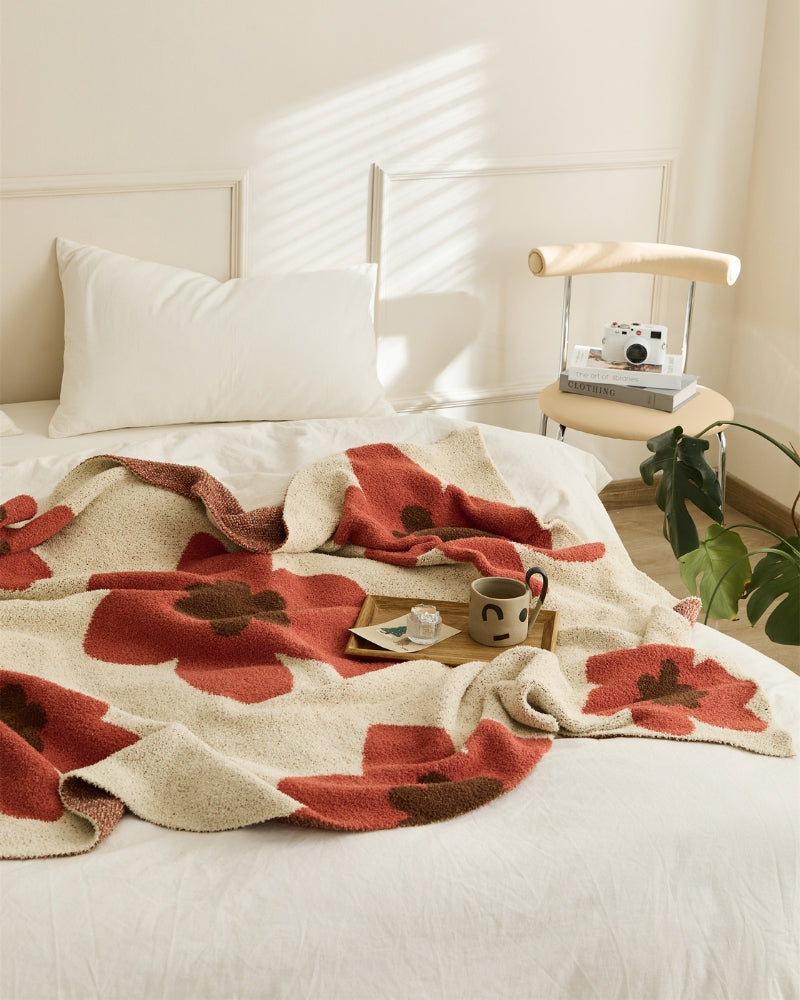 Plaid cocooning rouge et blanc avec motifs de fleurs