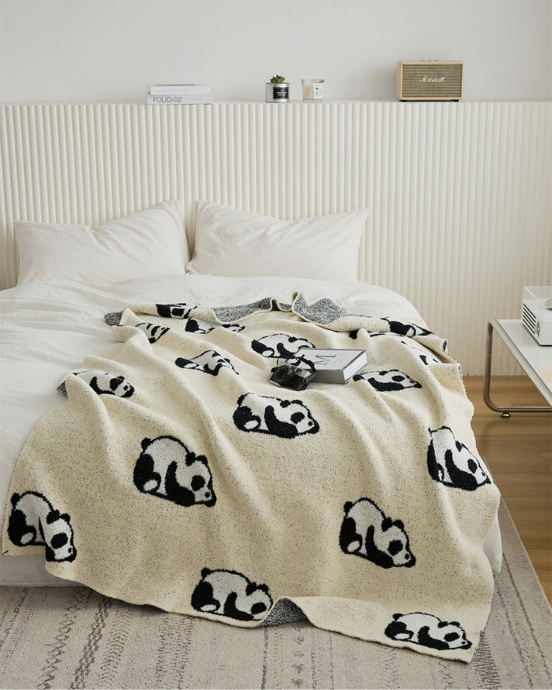 Plaid en matière polaire de couleur beige avec motifs de pandas