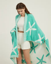Plaid en matière polaire bicolore à motifs