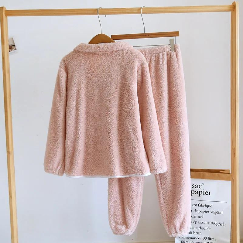 Pyjama épais de couleur rose en matière Pilou Pilou pour femme.