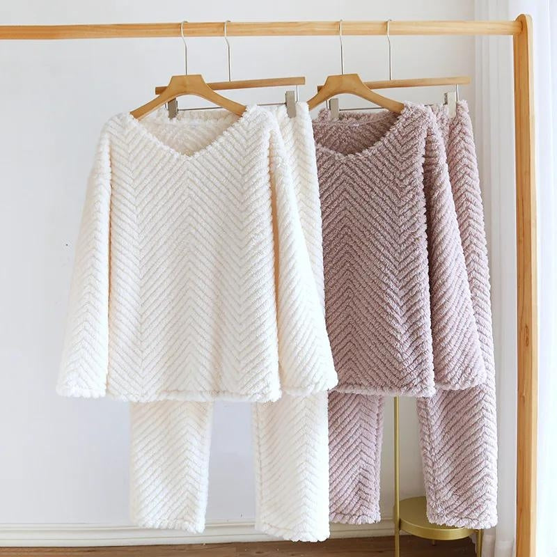 Pyjama moelleux de couleur blanche en matière Pilou Pilou pour femme.