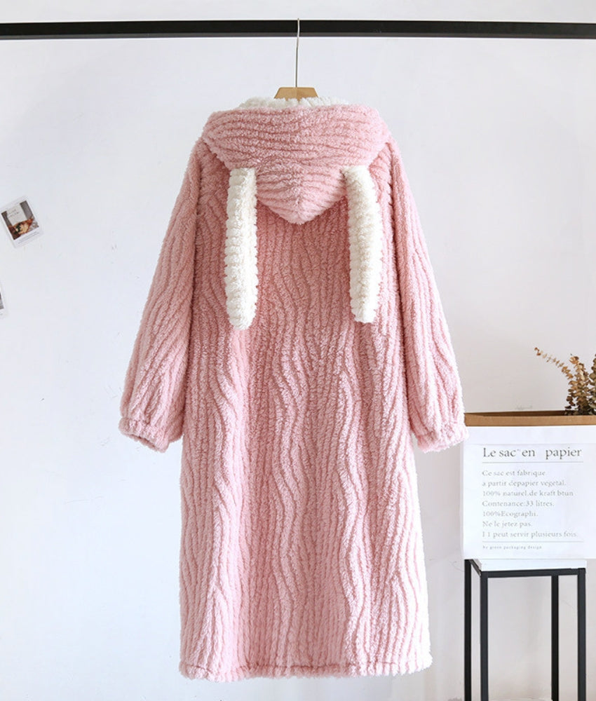 Peignoir en matière Pilou Pilou de couleur rose clair