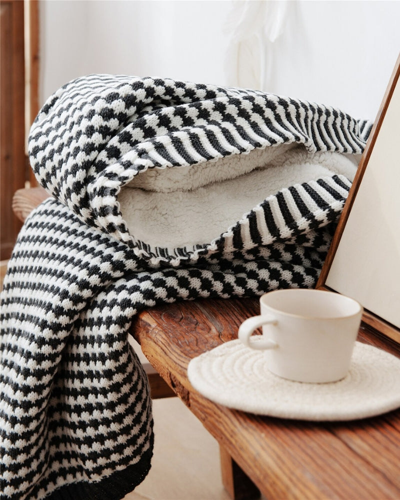 Plaid en matière Pilou Pilou à carreaux de couleur noir